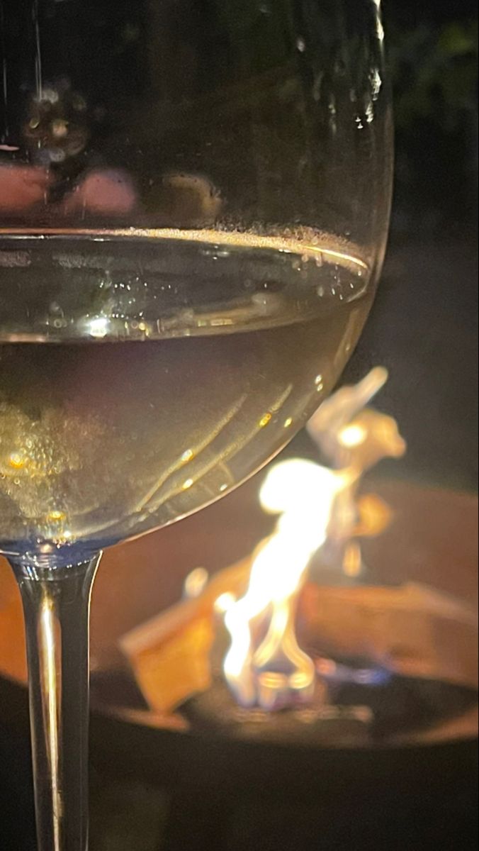 White wine round a fire pit Fire Pit Aesthetic, Wine Night Aesthetic, White Wine Aesthetic, Wine Aesthetic Instagram Story, Red Wine Date Night Aesthetic, White Wine Aesthetic Night, Sunset And Wine Aesthetic, Wine And Dine Aesthetic Night, Cosy Night In