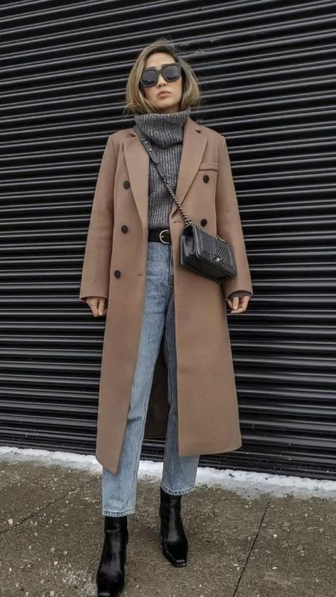 Chelsea Lug Boots Outfit Work, Fall 2023 Fashion Trends College, Womens London Fashion, Winter Commute Outfit, 2023 Everyday Fashion, Casual London Outfits Winter, Paris Outfits Fall Street Fashion, Winter 2023 Outfit Ideas, Paris Street Style Fall 2023