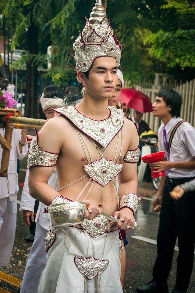 ชาวล้านนา หรือ "ไท ยวน” The Tai Yuan is also known as the ethnic Northern Thais or “Khon Mueng”. Tai Yuan is part of the bigger Tai people group. It is estimated that about 90 million people of the Tai race are scattered in the Mekong Region. Tai Yuan also knew as the ethnic Northern Thais are a subgroup of the Tai Race. The Tai Yuan were founders of the Lanna Kingdom, which was great and spanned Northern parts of Thailand, #Thailand Thailand National Costume, People Group, Channing Tatum, Game Character Design, Traditional Costume, Mens Costumes, Game Character, Travel Journal, Festival Captain Hat