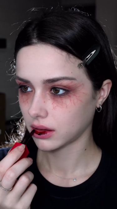 Cool Vampire Makeup, Vampire Makeup For Halloween, Vampire Make Up Ideas, Sultry Vampire Makeup, Vampire Cosplay Makeup, Vampire For Halloween, Vampire Style Makeup, Halloween Bride Makeup Ideas, Vampire Veins Makeup