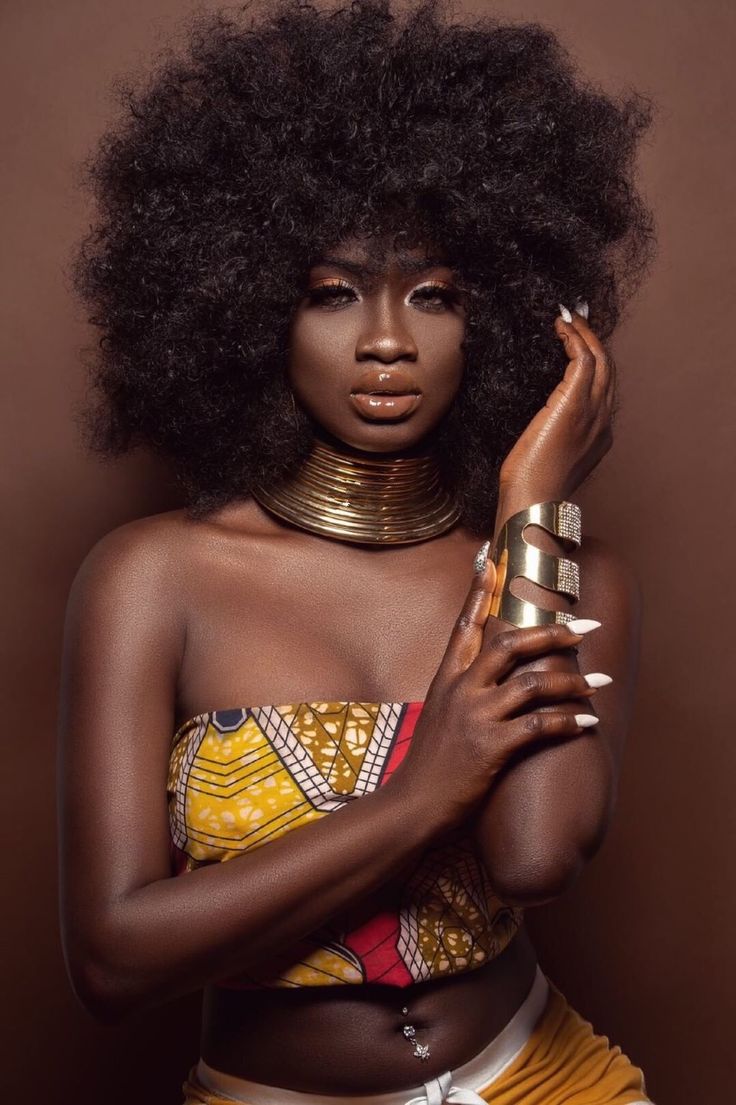 African Poses, Afro Photoshoot Black Women, African Photoshoot Ideas, Afro Hair Tips, Curly Hair Sew In, Dark Skin Models, Headshot Poses, Skin Model, African Models