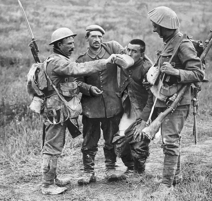 A British soldier gives a German soldier a drink circa 1915 Ww1 Photos, Ww1 History, Battle Of The Somme, Ww1 Soldiers, British Soldier, History Photos, Historical Pictures, Historical Photos, Old Pictures