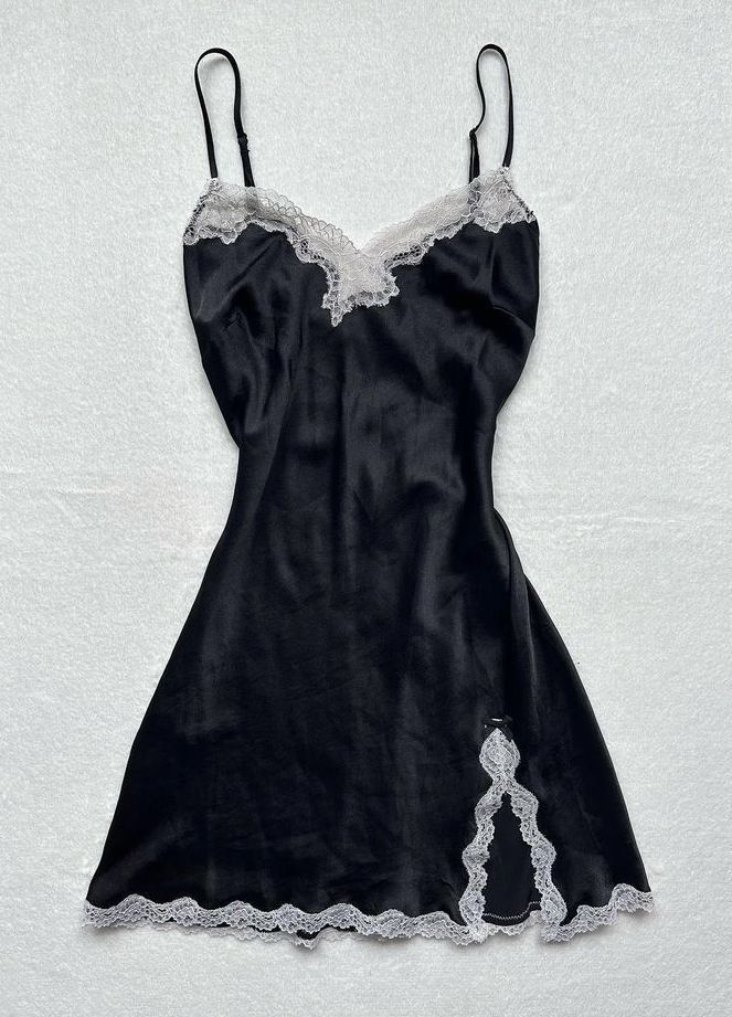 Black Night Gown Aesthetic, Goth Pyjamas, Sleep Dress Aesthetic, Grunge Sleepwear, Pijama Victoria Secrets, Silk Pajamas Aesthetic, Victoria Secret Lenceria, Nightgown Aesthetic, Hot Goth Outfits