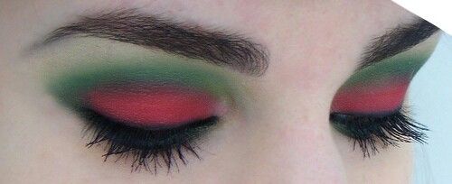 Red and green eyeshadow Green Christmas Makeup, Nails Red Christmas, Christmas Makeup Simple, Xmas Makeup, Christmas Eyeshadow, Christmas Eye Makeup, Eye Makeup Styles, Red And Green Christmas, Green Makeup