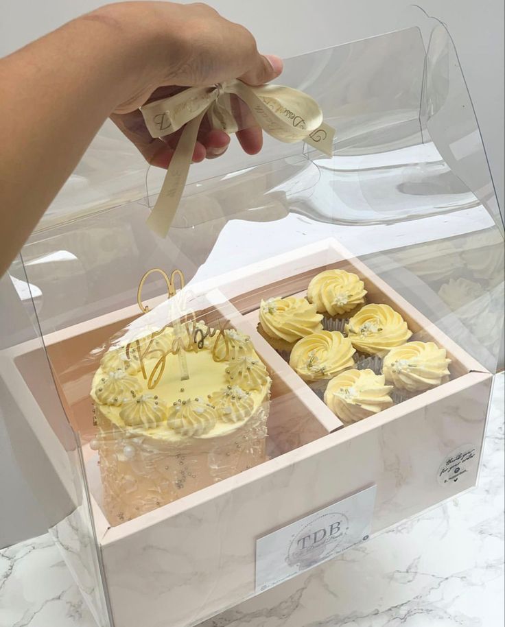 Cake Pop Packaging Ideas Gift Boxes, Bakery Hamper Ideas, Cake Hampers Ideas, Cake Boxes Packaging Ideas, Luxury Cake Packaging, Dessert Boxes Gift Packaging Ideas, Dessert Gift Box Ideas, Dessert Hampers, Hampers Cake