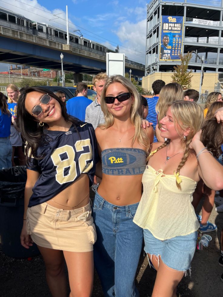 Cool Gameday Outfits, Hoco University Outfit Ideas, Cool Girl Game Day Outfit, Jersey Tailgate Outfit, Homecoming University Outfits, Homecoming Game Day Outfit, College Outfits Football Games, Football Game Outfit Jersey, Tailgating Outfits For Women