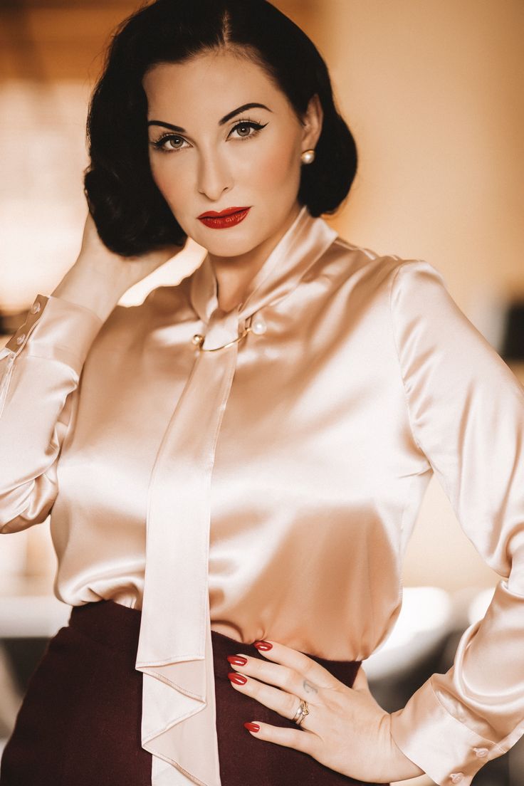 See, vintage look! . . . #silk #silkblouse #silkblouses #silky #fashionista #fashionistas Blouse Dress Outfit, Stand Collar Blouse, Satin Bluse, Bow Tie Blouse, Knotted Blouse, Tie Collar, Feminine Blouses, Satin Blouses, Bow Blouse