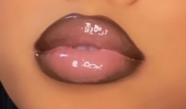 Dark Outlined Lips, Makeup Inspo Lips, Brown Lipliner 90s, Lip Looks Black Women, Lipliner And Lipgloss Combos, Dark Lip Liner And Gloss, Big Lips Aesthetic, Y2k Lips, Lip Combo For Brown Skin