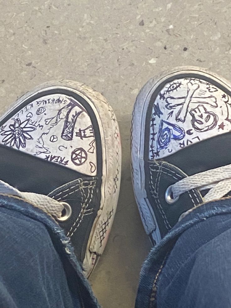 Converse Drawing On Shoes Emo, What To Draw On Converse Shoes, Converse Painting Ideas Easy, Converse Shoe Drawing Ideas, Grunge Converse Drawing, Converse Doodles Grunge, Ways To Customize Converse, Things To Do To Your Converse, Converse Laces Tutorial