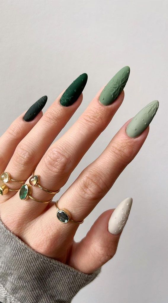 Matte Green Nails, Festive Holiday Nails, Dark Green Nails, Holiday Nail Designs, Snowflake Nails, Nails 2021, Christmas Nails Acrylic, White Nail, Street Nails