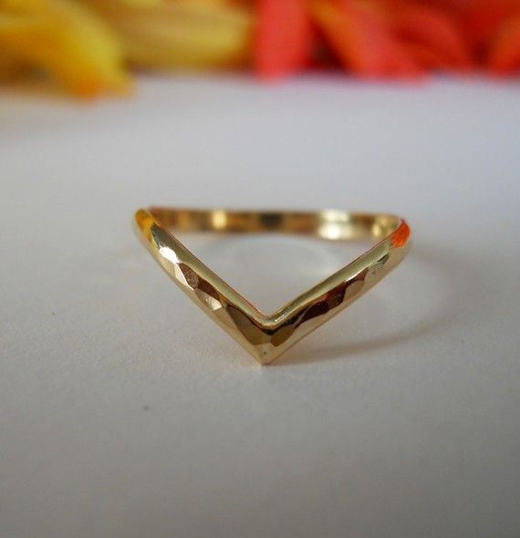 Vanki Ring, V Ring, Gold Rings Fashion, Gold Ring Designs, Gold Rings Jewelry, Chevron Ring, Gold Earrings Designs, Shiny Things, Classic Ring