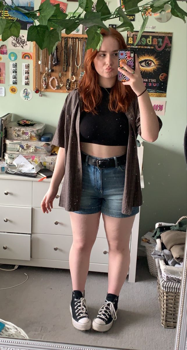 Black Shorts And Converse Outfits, Midsize Jorts Outfit, Shorts Outfits Midsize, Midsize Shorts Outfit, Shorts Midsize Outfit, Shorts And Converse Outfits, Jorts Mid Size, Midsize Downtown Girl, Alternative Fashion Summer