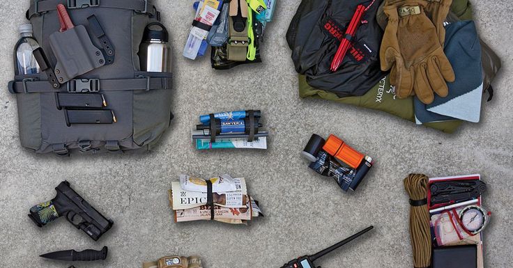 Keeping an emergency cache of supplies and a bugout bag at home is always a good idea, but what if disaster strikes while you're out and about? This bag addresses the survival hierarchy of security, meidcation, shelter, water, fire, food, light, and communications. Best Bug Out Bag, Emergency Go Bag, Edc Backpack, Get Home Bag, Camping Gear Survival, Tactical Truck, Edc Bag, Emergency Preparedness Kit, Collection Board