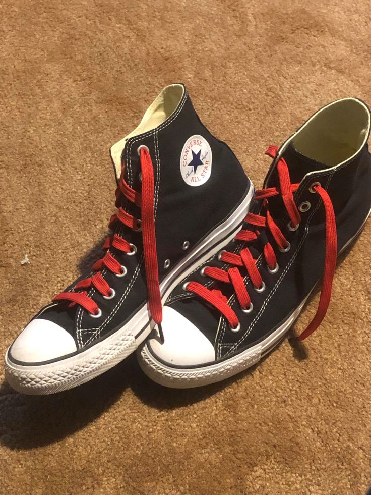 Black And Red Converse, Converse Rouge, Black Chucks, Converse Red, Red Converse, Black Converse, Clothing Inspiration, Red Lace, Chuck Taylor Sneakers