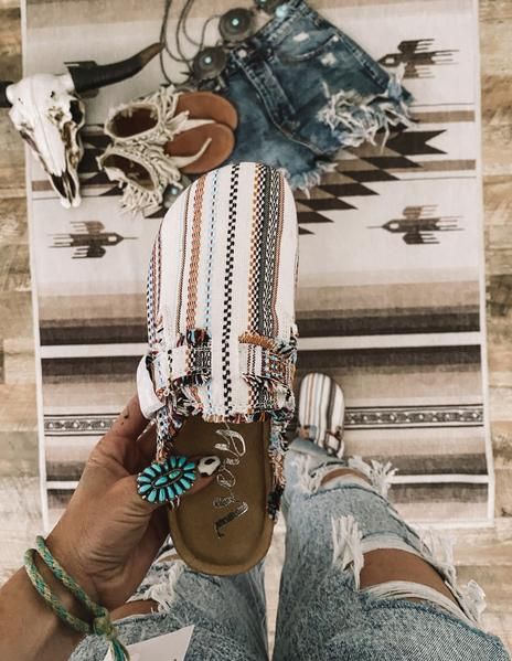 Southern Style Tattoos, Western Closet, Punchy Outfits, Western Shoes, Boho Shoes, Mode Hippie, Looks Country, Western Accessories, Western Style Outfits