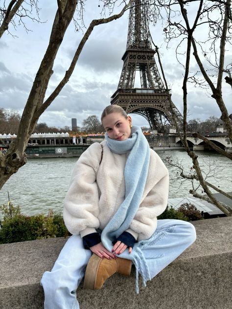 Rome Aesthetic Outfit Winter, Paris Fits Winter, Winter In Paris Aesthetic, 2025 Winter Trends, Paris Winter Outfit Ideas, Europe Winter Aesthetic, Autumn Travel Outfit, London Inspo Pics, Museum Outfit Winter