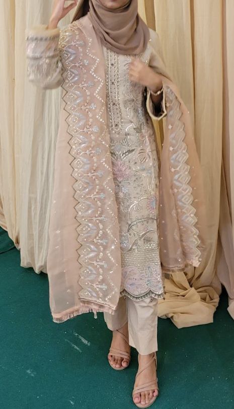 Salwar Kameez With Hijab, Hijab With Salwar Kameez, Salwar With Hijab, Casual Salwar Kameez, Nikkah Outfit, Rich Clothes, March Born, Pakistani Fashion Casual, Desi Fashion Casual