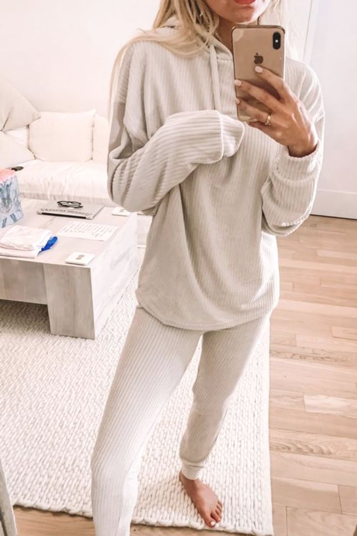 Most Comfortable Loungewear: 27 Cozy Outfits to Elevate Your WFH Wardrobe #loungewear #cozystyle #workfromhomeoutfits Comfy Lounge Outfits, Cute Loungewear Outfits, Fall Lounge Wear, Cozy Lounge Outfits, Best Loungewear Sets, Lounge Set Outfit, Home Style Outfit, Outfits Sweatpants, Cute Lounge Outfits