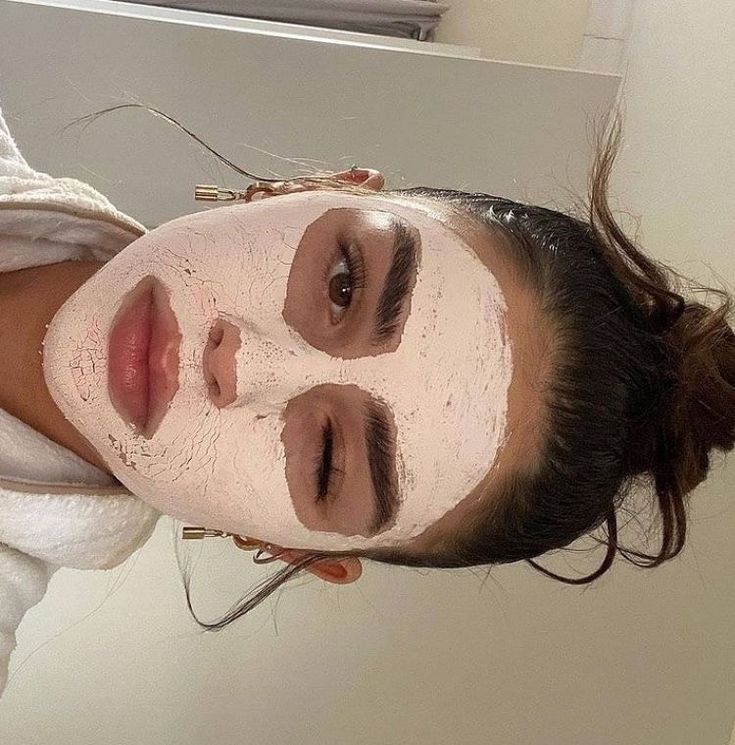 Face Mask Aesthetic, Mask Aesthetic, Mode Rose, Vanilla Girl, Vogue Beauty, Mascara Facial, Pretty Skin, Healthy Girl, Healthy Lifestyle Inspiration