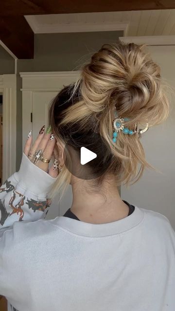 TORIE BLISS on Instagram: "My go to hairstyle and my new fav clip 🤠🦋" Bun Clip Tutorial, Hair Clip Bun Tutorial, Claw Clip Messy Bun Hack, Bun Tutorial With Clip, Short Hair Claw Clip Hairstyles, Messy Bun With Hair Clip, Messy Buns With Hair Clips, Hair Clips Hairstyles, Short Hair Updo Tutorial