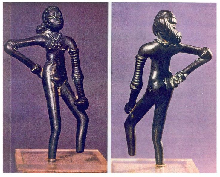 two pictures of the same statue, one in black and one in silver with arms outstretched