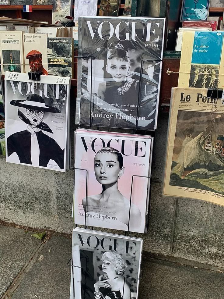 there are many magazines on the sidewalk