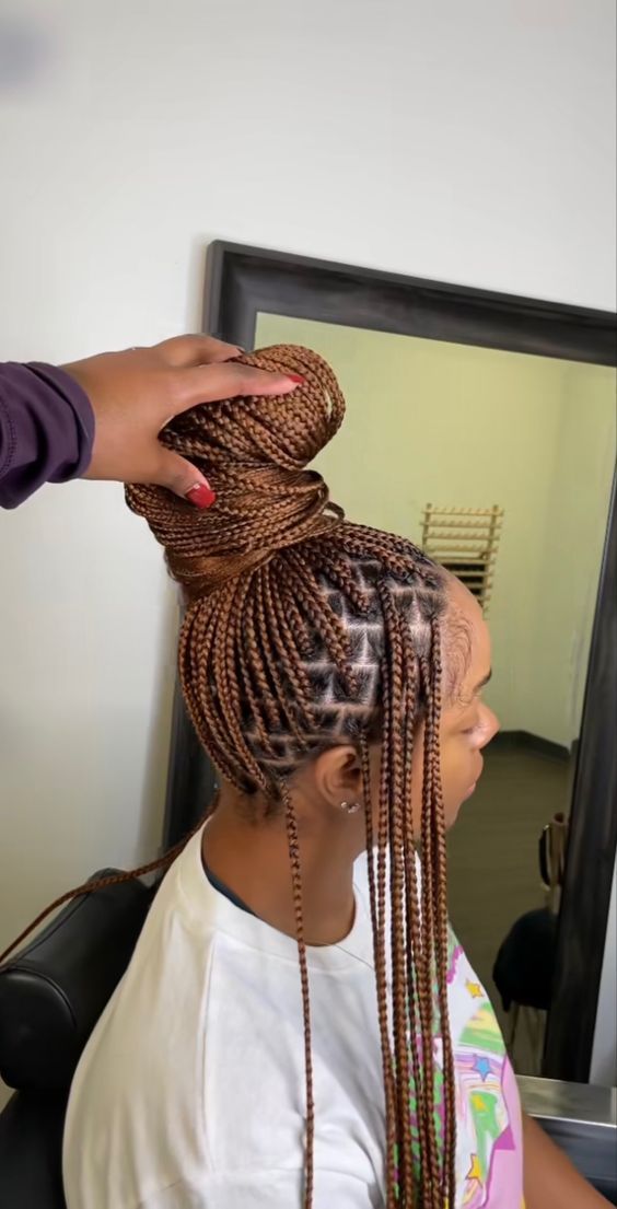 Colored Braids On Black Women, Honey Blonde Box Braids Highlights, Braids Colors For Black Women, Box Braids Not Knotless, Style Medium Knotless Braids, Braids With Knots, Knotless Twist Braids Hairstyles, Colored Braids For Black Women, Knotless Braids Hairstyles With Color