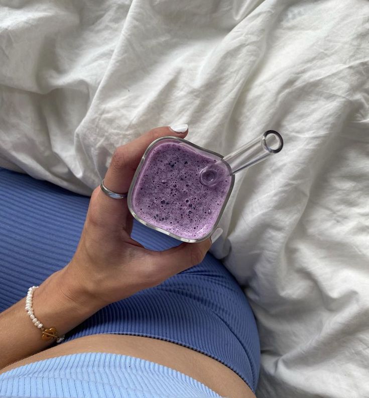 A girl is holding a purple smoothie against a white sheet. Purple Smoothie, Smoothie Recipies, Blueberry Girl, High Protein Smoothies, Protein Smoothies, Photo Pinterest, Blueberry Smoothie, 21 Day Smoothie Diet, Lavender Aesthetic