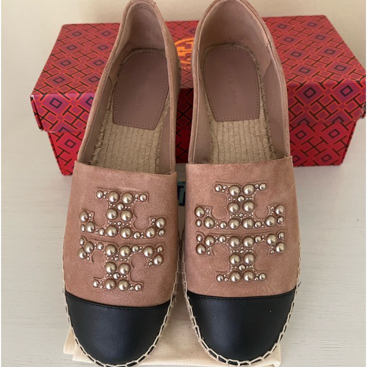 Nib Tory Burch Pearl Logo Flat Espadrille Sz 8.5 100 % Authentic Brand New Original Box Come With Dust Bag Navy Espadrilles, Tory Burch Espadrilles, Pearl Logo, Tory Burch Ballet Flats, Striped Espadrilles, Espadrilles Shoes, Slip On Espadrilles, Wedge Espadrilles, Lace Up Wedges