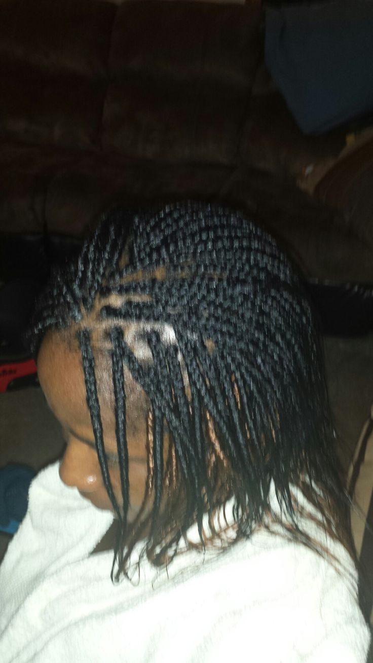 Feathers braids Short Feathers Braids Hairstyles, Feathered Braids Black Women, Feather Braids Hairstyles, Feathers In Hair Updo, Feather Braid, Braid Hairstyle, White Feathers, Feathered Hairstyles, Hair Extension