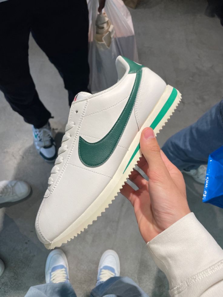 Nike Cortez Green, Nike Cortez Outfit, Nike Cortez Shoes, Cortez Shoes, Shoes Outfit Fashion, Funky Shoes, Hype Shoes, Shoes Outfit, Nike Cortez