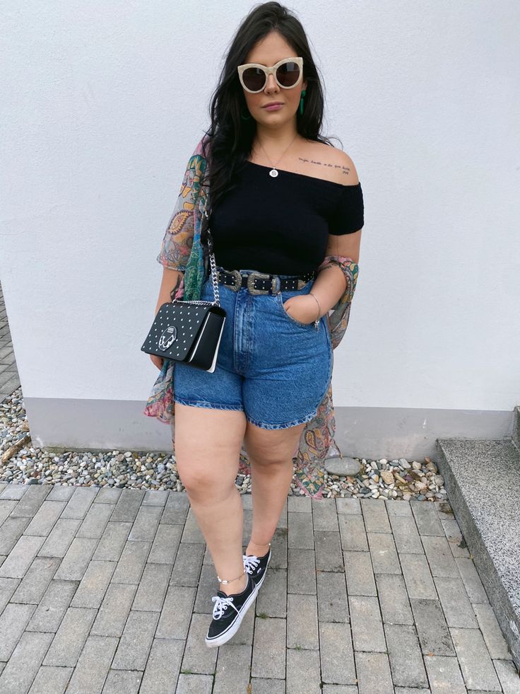 Curvy Girl Plus size Moms Shorts Jeans Denim Shorts Outfit Midsize, Outfits Curvy Juvenil, Mom Summer Outfits Curvy, Plus Size Fashion For Women With Belly, Moms Jeans, Plus Size Mom Jeans, Outfits For Short Women, Outfits Gorditas, Summer Outfits Curvy