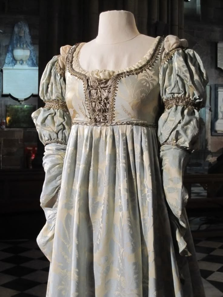 One of Danielle's gowns from the movie, EVER AFTER (1998).  This is indicative of the type of gown a noblewoman would have worn in the early 1500s Ever After 1998, Ever After A Cinderella Story, Types Of Gowns, Medieval Gown, Medieval Dresses, Contemporary Costumes, Fest Outfits, A Cinderella Story, Cinderella Story