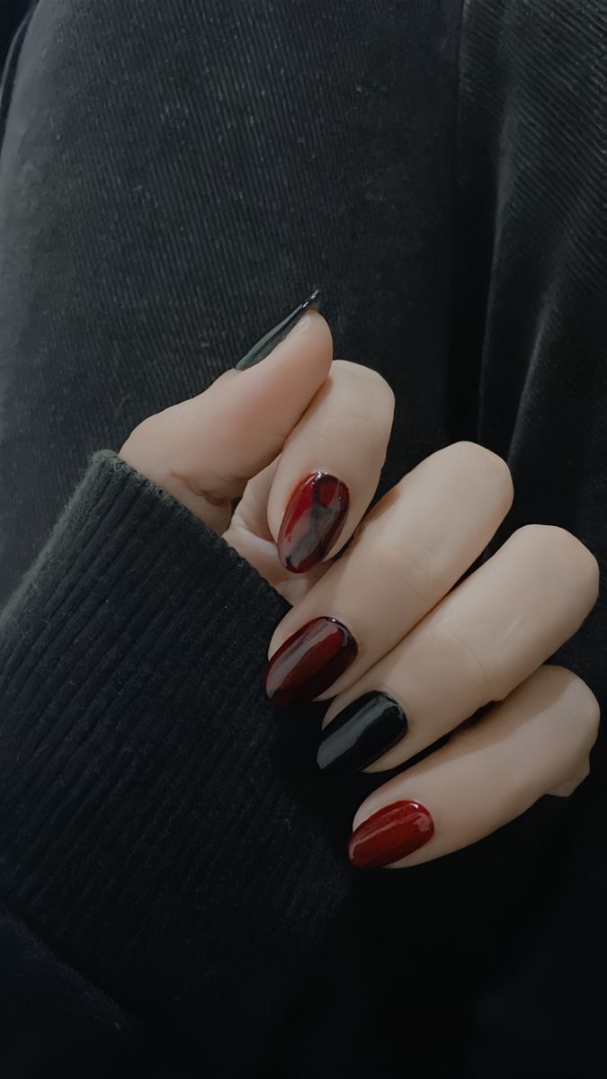 Simple nails halloween art black and red tone Simple Nail Ideas Halloween, Red And Black Nails Simple Design, Short Black Nails Ideas Halloween, Simple Dark Nail Art, Halloween Nail Designs Red And Black, Short Red And Black Nails Design, Nails Red And Black Short, Halloween Nail Art Simple, Halloween Nail Simple