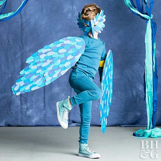 Plus, this adorable feathered outfit is made from things you probably have lying around the house. We're also sharing more ideas for easy Halloween costumes. Diy Bird Costume, Bird Costume Kids, Bird Wings Costume, Sew Halloween Costume, Easy Halloween Costumes Kids, Handmade Halloween Costumes, Elephant Costumes, Tree Costume, Halloween Costumes To Make