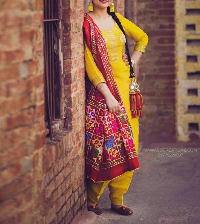 @manidrehar❤ Punjabi Dress Design, Punjabi Suit Boutique, Patiala Suit Designs, Patiyala Dress, Punjabi Fashion, Punjabi Outfits, Indian Designer Suits, Punjabi Dress, Pakistani Fancy Dresses