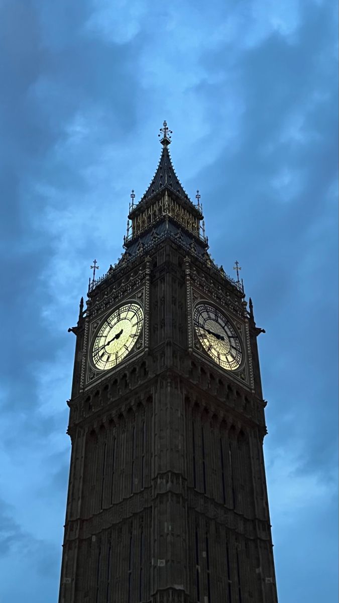 the big ben clock tower towering over the city of london, england at night time