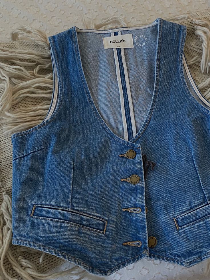 Denim Vest Outfit, Women Outfit Ideas, Vest For Women, Trendy Denim, Neue Outfits, Women Outfit, The Outfit, Vest Outfits, Mode Inspo