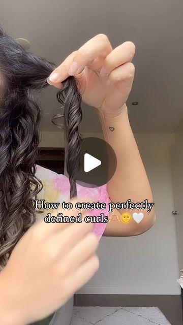 Diy Layered Curly Haircut, How To Style Wet Wavy Hair, Making Hair Curly, Curly Girl Method For Wavy Hair, Diffuser On Wavy Hair, How To Curl Wavy Hair, How To Make Your Curls More Defined, How To Do Finger Curls, How To Curl Wet Hair