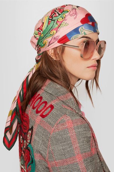 Gucci scarf, street style, how to wear a scarf 70s Head Scarf, Jane Outfits, 70s Scarf, Sunglasses For Your Face Shape, Estilo Hippy, Silk Scarf Style, Gucci Scarf, Hair Scarf Styles, Ways To Wear A Scarf