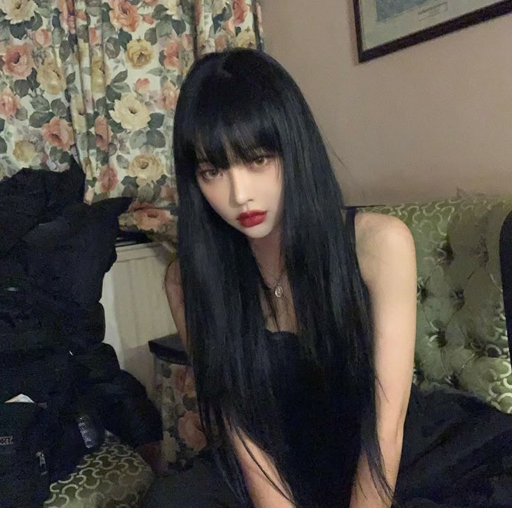 Black Hair Bangs, Long Straight Black Hair, Long Shiny Hair, Straight Black Hair, Girls With Black Hair, Punk Hair, Long Hair With Bangs, Long Black Hair, Shiny Hair