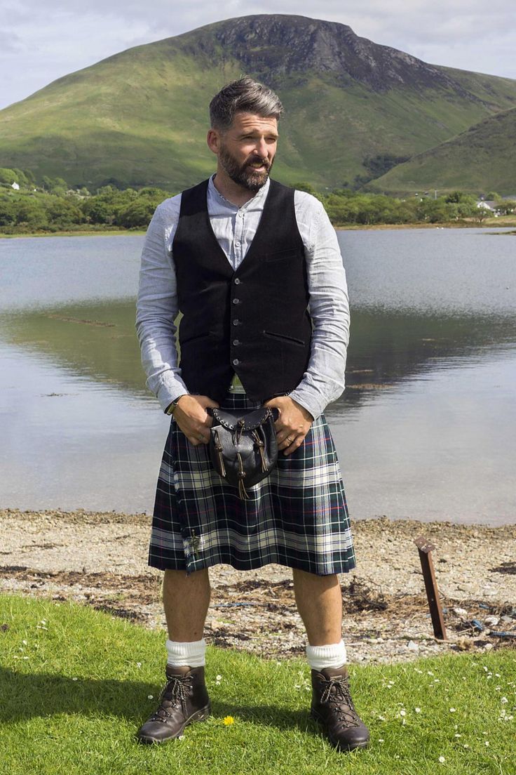 Groom style: It’s so hard to find casual kilt looks for weddings. This is close to what I am thinking. Kilt Men Fashion, Scotland Men, Scottish Dress, Scottish Man, Irish Fashion, Kilt Outfits, Scottish Fashion, Scottish Kilts, Tartan Kilt