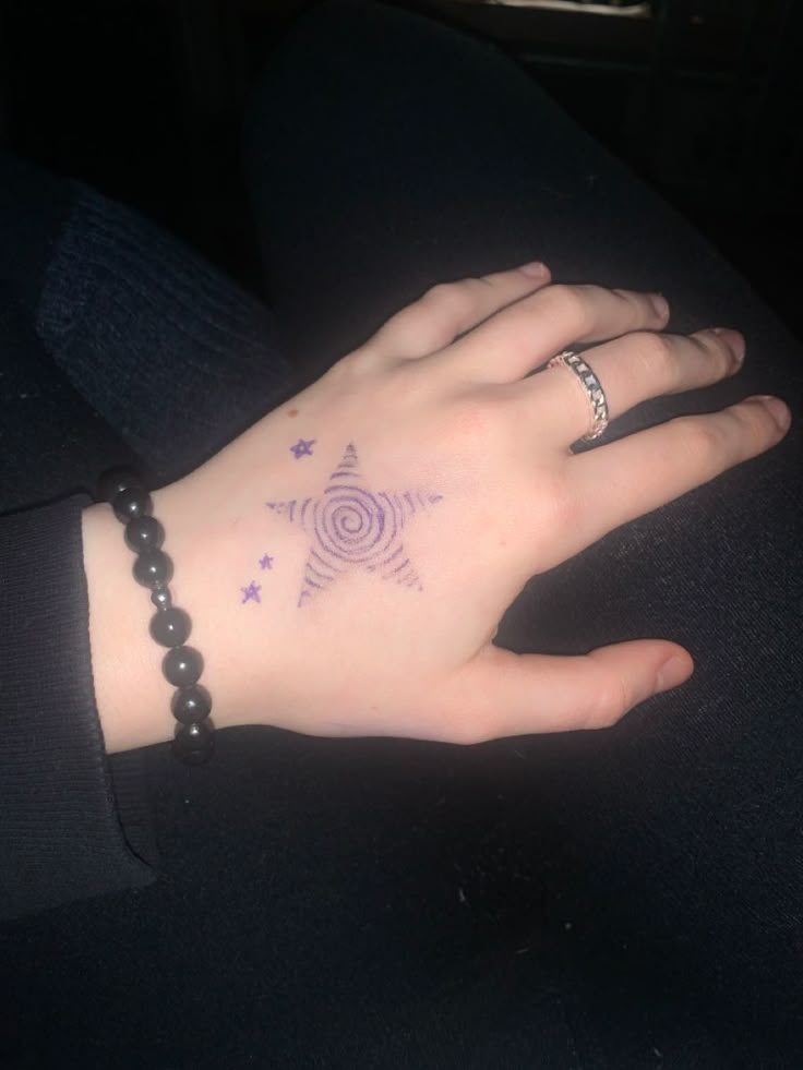 Hand with a drawing of a star, made of a spiral, on it Patterns To Draw On Your Hand, Star Hand Doodles, Ideas For Drawing On Hand, Gel Pen Tattoo Ideas, Star With Spiral, Star Hand Drawing, Hand Drawing Ideas Easy, Mini Hand Drawing, Star Drawing On Hand