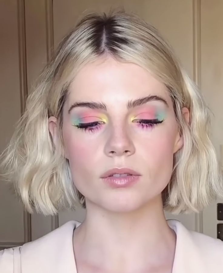 Pastel Eyeshadow Looks, Pastel Eyeshadow, Pastel Makeup, Watercolor Eyes, Lucy Boynton, Beauty Make-up, Spring Makeup, Makati, Style Crush