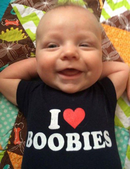 Baby in I love boobies onesie ~Awkwardly Funny Family Photos Funny Family Photos, Funny Baby Pictures, Funny Jokes For Adults, Family Humor, Memes Humor, Fun Quotes Funny, Baby Grows, Best Funny Pictures, Funny Babies