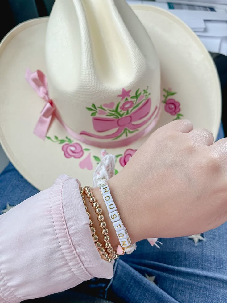 Cowgirl Hat Diy, Diy Cowgirl Hat, Loveshackfancy Outfit, Pink Cowgirl Aesthetic, Cowgirl Preppy, Pink Aesthetic Girly, Preppy Cowgirl, Diy Tiktok, Highest Version