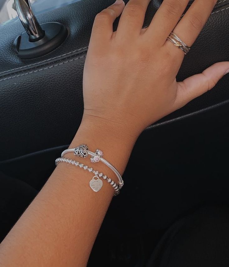 Wrist Accessories Aesthetic, Pandora Charm Bracelet On Wrist, Pandora Cute Charms, Pandora Bracelet Charms Aesthetic, Pandora Bracelet Aesthetic Silver, Tiffany Bracelet Aesthetic, Pandora Bracelet On Wrist, Pandora Bracelet Ideas Simple, Pandora Charms Aesthetic