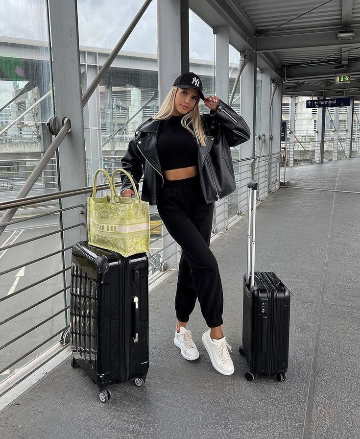 Outfit Aeroport, Comfy Cute Airport Outfit, Classy Airport Outfit, Comfortable Airport Outfit, Southern Phrases, Cute Airport Outfit, Airport Outfit Ideas, Comfy Airport Outfit, Airport Outfit Summer