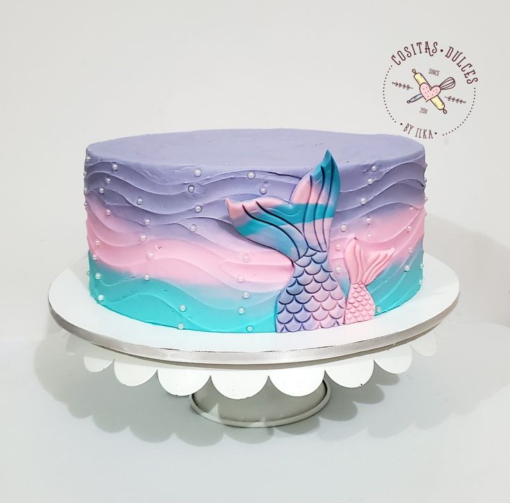 there is a cake that has been decorated to look like a mermaid