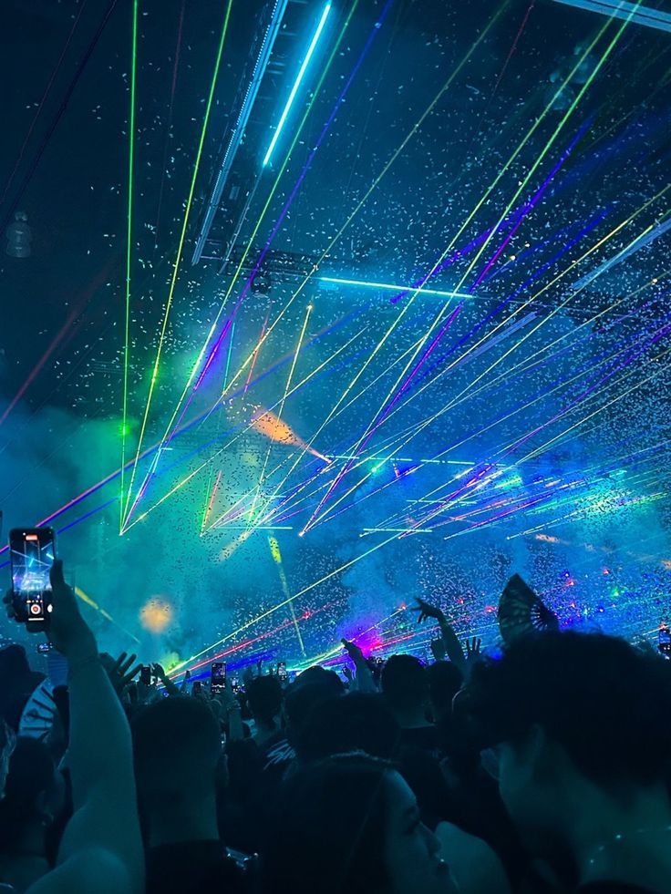 Rave Girl Aesthetic, Rave Aesthetic Wallpaper, Rave Pictures, Edm Aesthetic, Rave Party Outfit, Rave Light, Rave Aesthetic, Rave Concert, Rave Girls